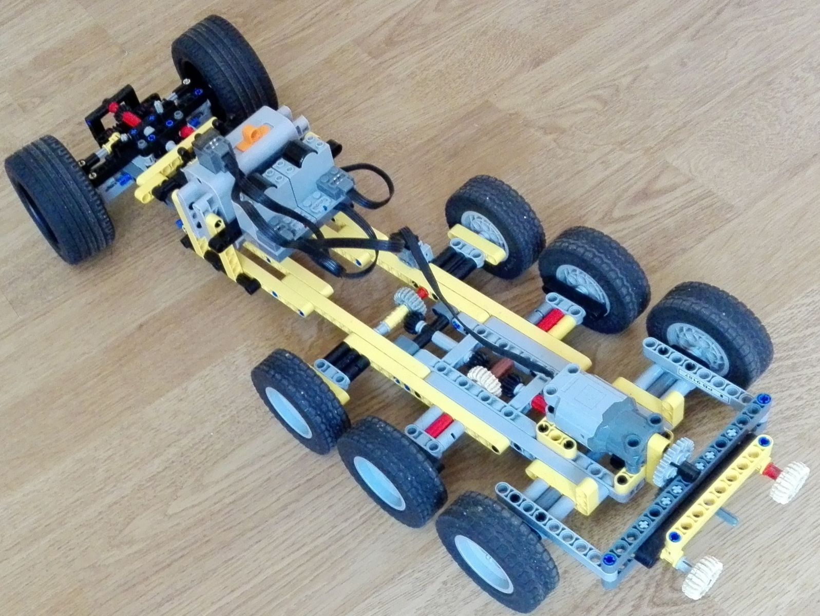 Stary pojazd z Lego.